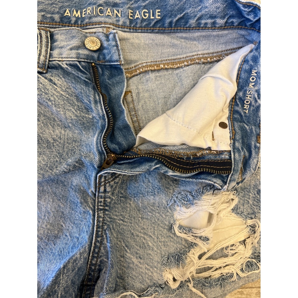 American Eagle Mom Short Distressed Ripped Frayed Hem Light Wash Denim Size 4